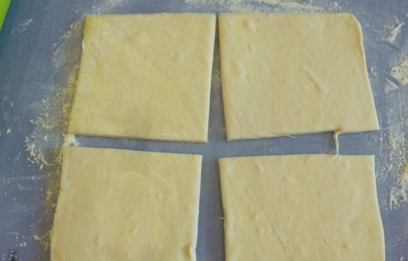 1. Этап. Тарты с помидорами и печеными перцами: Если используете замороженное тесто, заранее достаньте его из морозилки (за 30-60 минут). Тесто немного раскатайте и разрежьте на квадраты примерно 8х8 см. У меня получилось 8 штук.