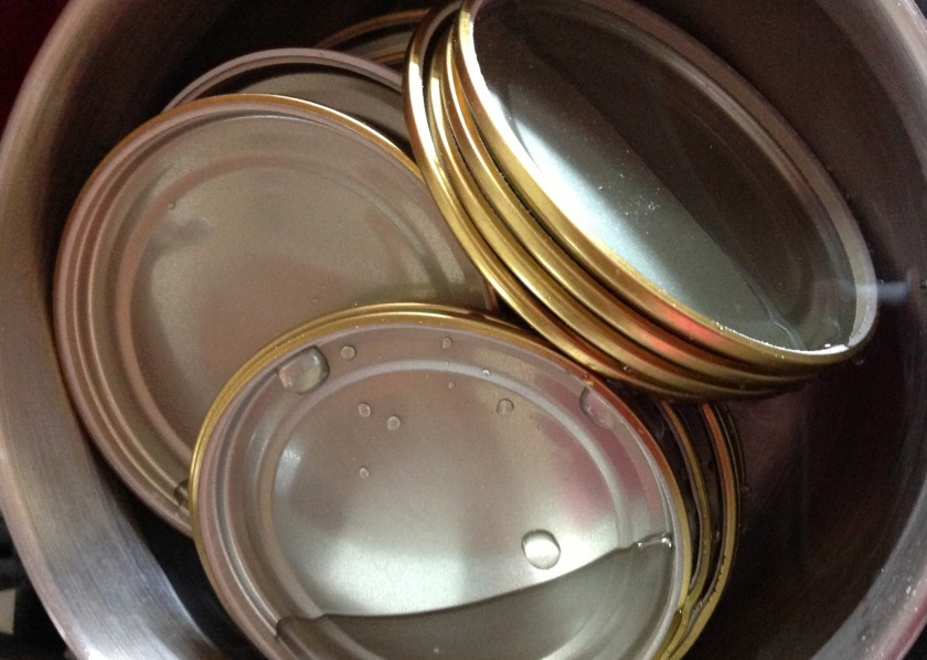 1. Этап. Компот из брусники на зиму: Крышки для банок опускаем в воду и кипятим их несколько минут.