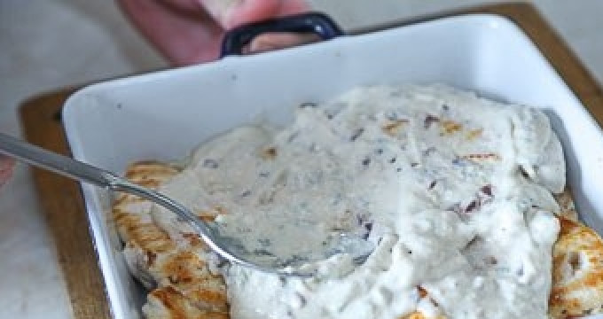 1. Этап. Куриная грудка под сырным соусом: Уложите грудку в жаропрочную форму, смазанную маслом. Сверху укройте её сырным соусом. Накройте всё фольгой.