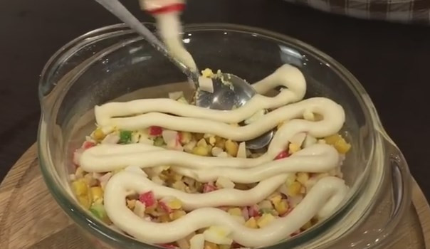 1. Этап. Салат с крабовыми палочками, с креветками и свежим огурцом: 5. Если вы не обираетесь съесть весь салат за раз, то лучше всего перемазывать майонезом часть в отдельной миске. Майонеза нужно ровно столько, чтобы все ингредиенты перемешались между собой.