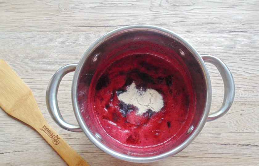 1. Этап. Конфитюр из вишни с агар-агаром: После добавьте в кастрюлю агар-агар. Перемешайте, проварите ещё 5 минут и выключайте.