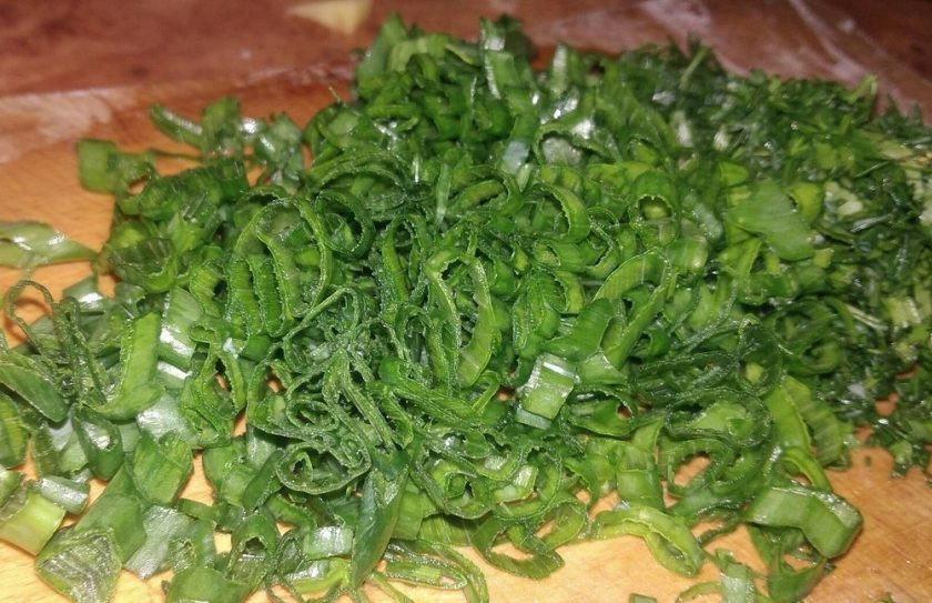 1. Этап. Суп из хека с яйцом и рисом: 6. Нашинкуйте зелень (я использовала зеленый лук и укроп, это все 