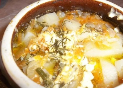 1. Этап. Куриные крылышки в горшочке: 7. Выкладываем в горшочки ингредиенты слоями: половина курицы – картофель – оставшаяся половина курицы. Каждый слой смазываем морковно-сметанным соусом. Сверху можно посыпать мелко нарезанной зеленью. Далее наливаем в заполненные горшочки немного воды.