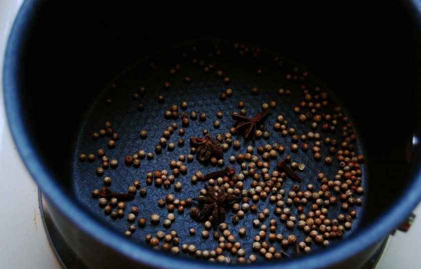 1. Этап. Суп Фо га: 3. В сотейнике подогрейте пару минут кориандр с гвоздикой и анисом. После этого сделайте мешочек из марли, убрав туда стебли кинзы и приправы из сотейника. Примрно в 4 литрах воды варите этот мешочек вместе с курицей, имбирём, луком, сахаром и соусом. Доведите до кипения, а потом готовьте 15 минут.