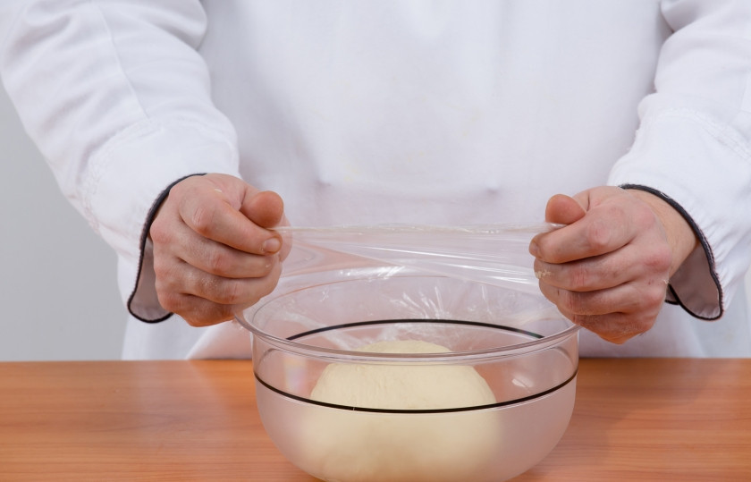 1. Этап. Тесто для пиццы за 5 минут: 3. Положите тесто в миску, накройте пленкой и дайте подойти в течение часа. Если дома тепло, оставьте при комнатной температуре. Если прохладно, поставьте миску с тестом в тазик с теплой водой или в чуть прогретую духовку.