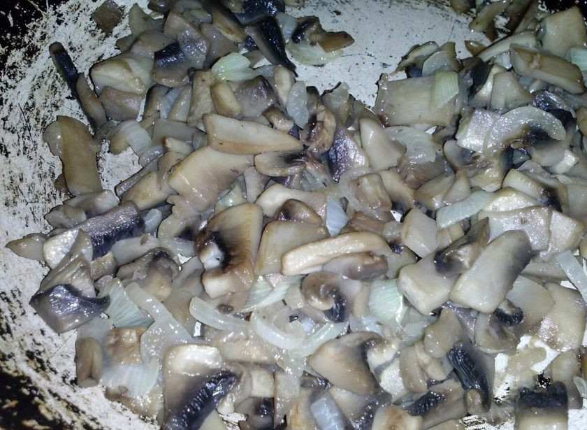 1. Этап. Салат с курицей, омлетом и корейской морковью: 3. У меня были крупные шампиньоны, их пришлось нарезать мелко. Для таких салатов лучше покупать мелкие грибы, чтобы можно было нарезать их напополам и обжаривать. Грибы жарятся с луком, после чего я заливаю немного воды (не более 50 мл) и тушу их, пока не испарится вся вода. Затем выкладываю их на тарелку и жду, пока они полностью остынут.