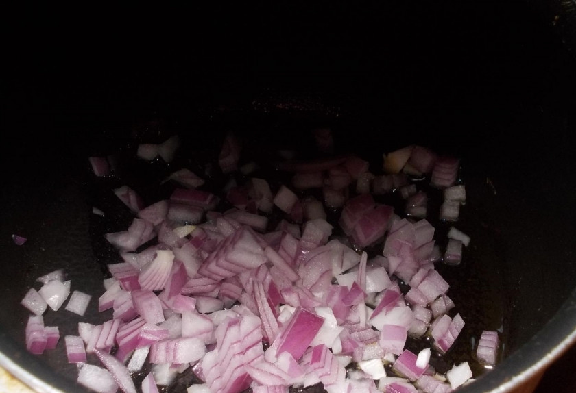 1. Этап. Креветки, запеченные под соусом: 5. В сотейник наливаю оливковое масло, хорошенько разогреваю и обжариваю лук до золотистого цвета.