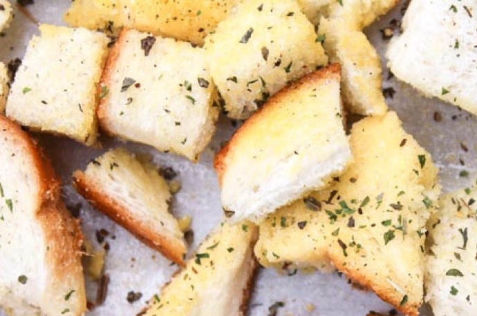 1. Этап. Хрустящие сухарики: 3. Посыпьте хлеб травами и приправами.