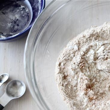 1. Этап. Банановые маффины с медом и арахисовым маслом: 2. Перемешать муку, разрыхлитель, соду, соль и корицу в большой миске. Сделать углубление в центре смеси.