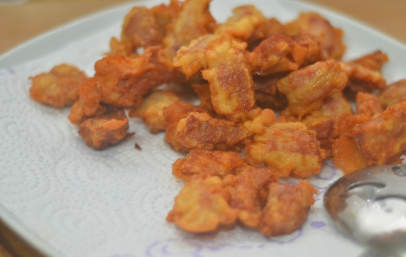 1. Этап. Мясо в кляре по-китайски: 7. Чтобы мясо в кляре по-китайски в домашних условиях не было слишком жирным, после обжарки его нужно выложить на бумажное полотенце и промокнуть остатки масла.