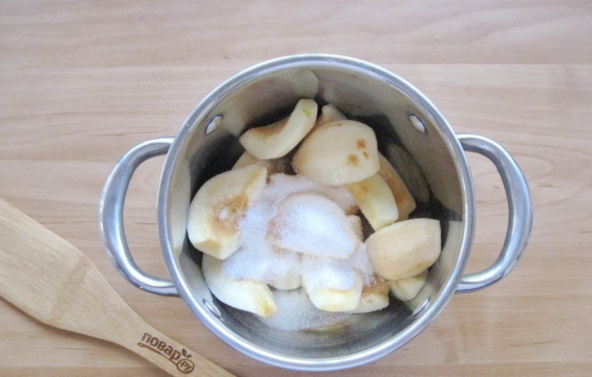 1. Этап. Компот из айвы на зиму без стерилизации: Добавьте сахар.