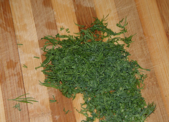 1. Этап. Омлет без молока в мультиварке: 4. Рубим мелко зелень. Вкуснее будет, если для омлета вы возьмете свежий укроп.