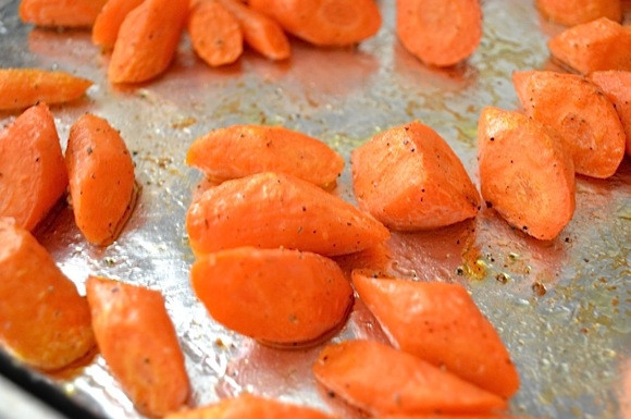 1. Этап. Карамелизированная морковь: 3. Отправьте морковь в разогретый до 200 градусов духовой шкаф на 40 минут, один раз перемешивая.