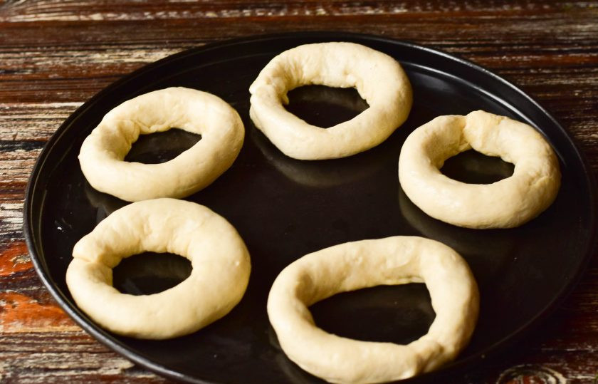 1. Этап. Мясные кольца в духовке: Таким же образом сформируйте остальные кольца. Выложите их на противень.