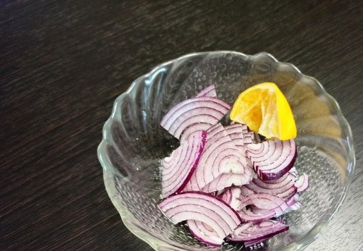 1. Этап. Салат из фасоли с тунцом: Лук нарезать четверть кольцами. Полить соком лимона, добавить щепотку сахара. Оставить мариноваться, пока готовится салат.