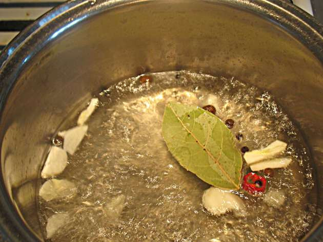 1. Этап. Маринованный сельдерей: 2. Делаем маринад. В воде разводим соль, вместе с уксусом и нарезанным мелко чесноком, лаврушкой и перцем. Доводим до кипения.