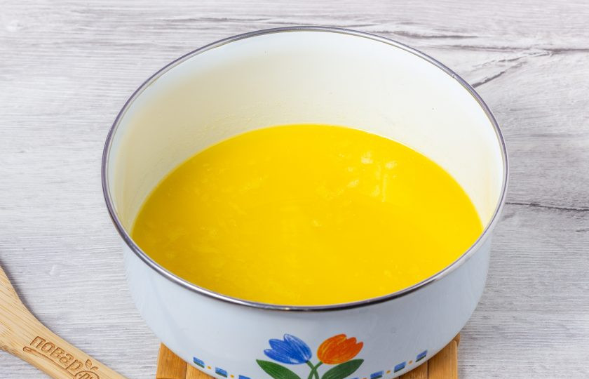 1. Этап. Сладкая колбаса из печенья: Растопите сливочное масло.