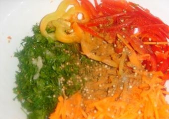 1. Этап. Хе из баклажанов: Перец, лук и морковь чистим и нарезаем тонкой соломкой. Добавляем измельченную зелень, кунжут, измельченный кориандр, острый и черный перец, мед.