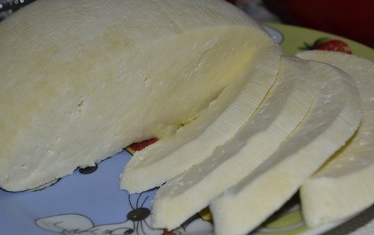 1. Этап. Домашняя брынза: Нарезаем нашу брынзу на крупные кусочки. Подаем в холодном виде. Брынза идеальна для завтрака. Приятного аппетита!