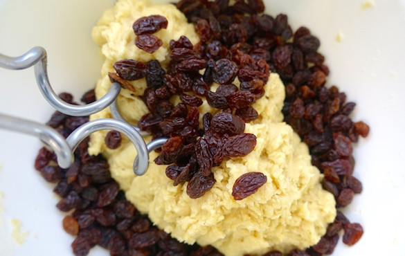 1. Этап. Булочки с изюмом в духовке: 3. В миску к тесту добавьте изюм (предварительно замочите его в горячей воде на 10 минут).