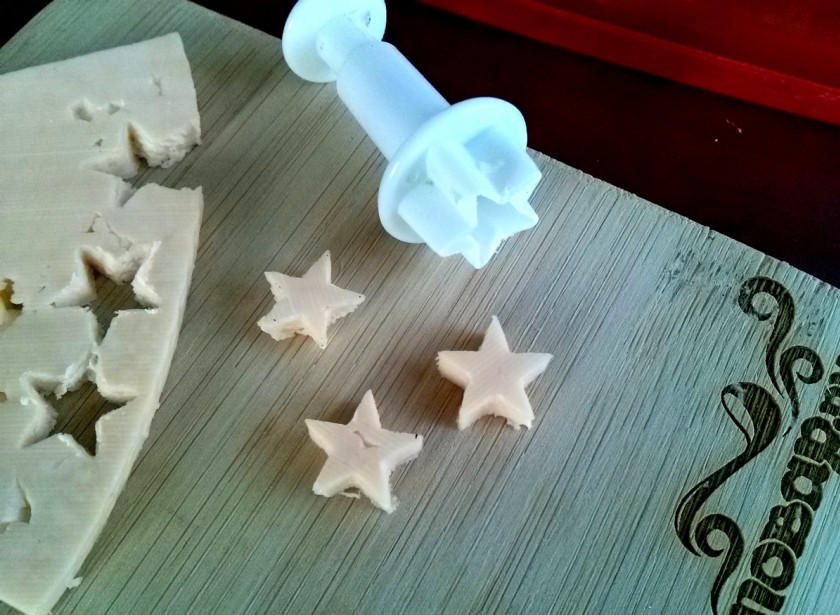 1. Этап. Салат Полковник: Вырежьте три звезды из сыра, а также — две тонкие полоски из моркови.