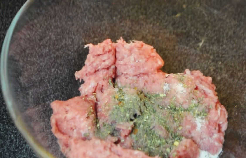 1. Этап. Домашние чебуреки: 2. Для начинки возьмите фарш, добавьте соль и специи по вкусу. Добавьте бульон, чтобы фарш стал пожиже. Хорошо все перемешайте.