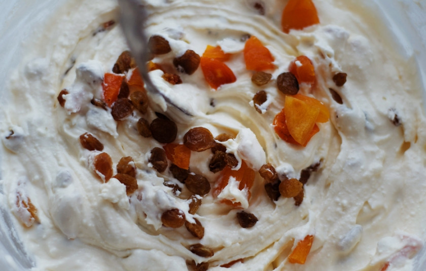 1. Этап. Творожная запеканка с изюмом в духовке: 2. Добавим теперь сухофрукты, только не забудьте, что предварительно их надо помыть, запарить в кипятке, а затем дать обсохнуть.