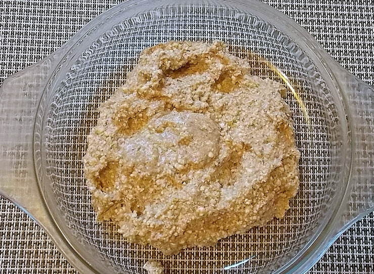 1. Этап. Черемуховые сырники: Положите в чашу творог, сахар, яйцо, манную крупу и черемуховую муку. Перемешайте до однородного состояния.