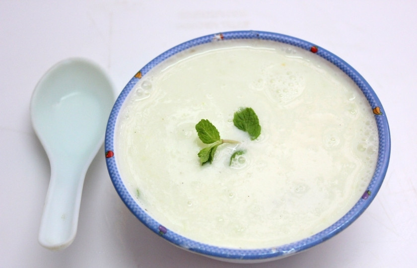 1. Этап. Холодный огуречный суп: Готовый холодный огуречный суп подавайте, украсив веточками мяты.