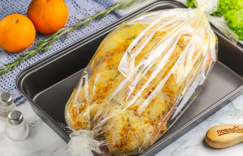 1. Этап. Утка по-французски: Разверните рукав и поместите в него утку, завязав края. Разогрейте духовку до 200 градусов и поместите в ее середину противень с уткой. Запекайте 1 час, а затем нагрев убавьте до 180 и запекайте еще 1 час. Время приготовления утки пропорционально ее весу, тушка в 2 кг. готовится 2 часа.