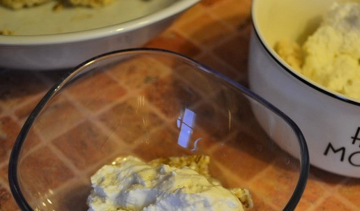 1. Этап. Десерт из хлебцев и винограда: Сверху творожную массу.