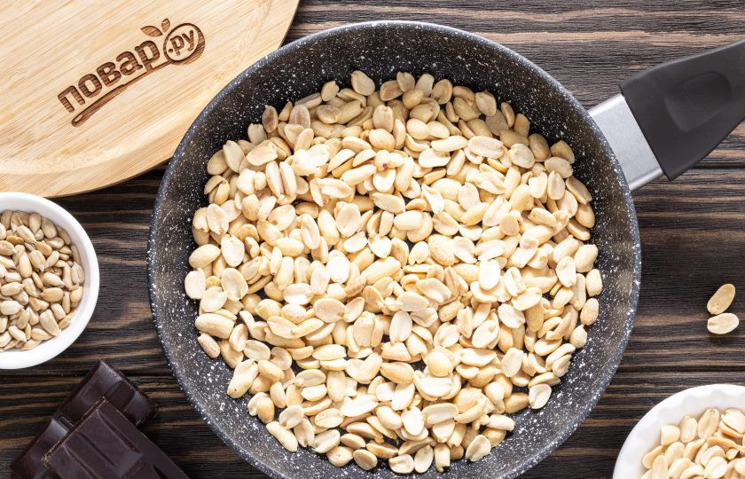 1. Этап. Шоколадная халва: Обжарьте семечки и арахис в сковороде до легкого золотистого цвета. У меня семечки уже были обжарены, поэтому я готовлю только арахис.