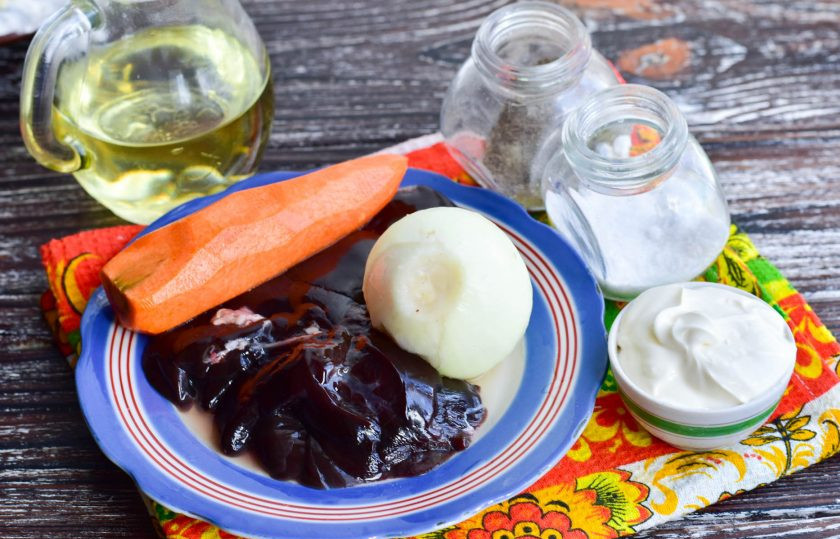 1. Этап. Печень кролика в сметане: Подготовьте ингредиенты.