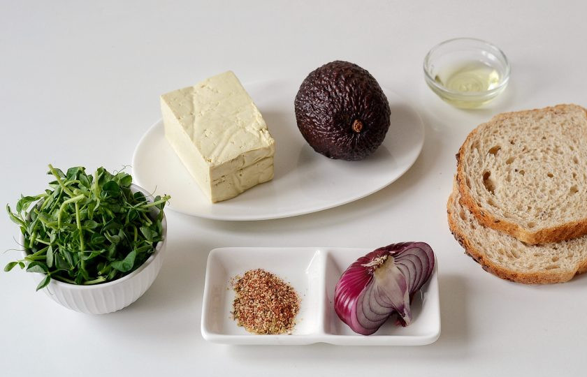 1. Этап. Бутерброды с тофу: Подготовьте все ингредиенты.