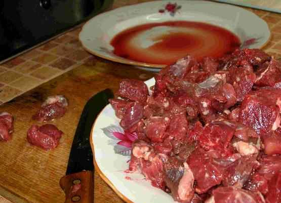 1. Этап. Бефстроганов из баранины: 2. Нарезаем наше мясо соломкой среднего размера.