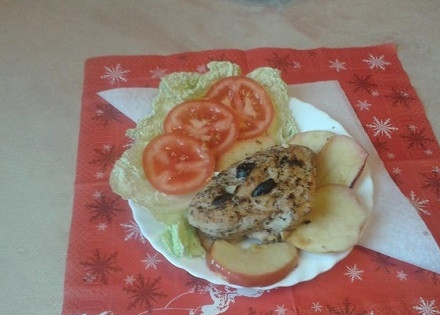 1. Этап. Куриное филе с яблоками и черносливом: Подаем с зеленью и свежими овощами, не забываем полить филе соком, который образовался в результате приготовления.