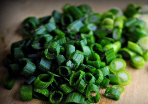 1. Этап. Тефтели из красной рыбы: Зеленый лук вымыть, нарезать.