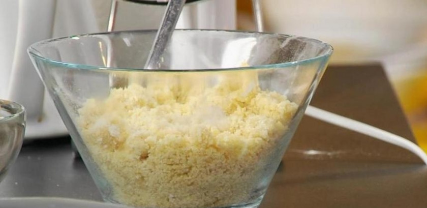 1. Этап. Голландский яблочный пай: 2. Треть получившейся крошки оставьте для верха. Остальную высыпьте в форму и, слегка утрамбовывая, вылепите основу для пирога с бортиками.