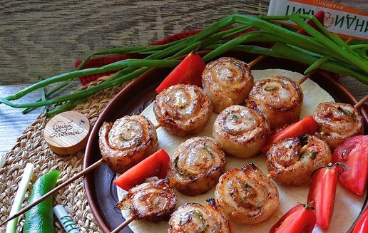 1. Этап. Шашлык-рулет: Подать на лепёшке горячими, с овощами, зеленью, салатом.