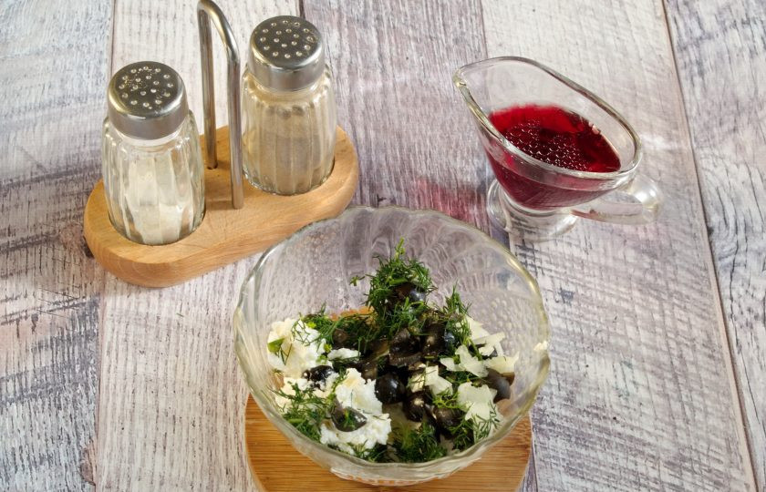 1. Этап. Макароны Орзо с чечевицей и сыром: 4. Соедините оливковое масло, красный уксус. В отдельной миске соедините измельченные маслины, сыр Фета, лук, чеснок, укроп.