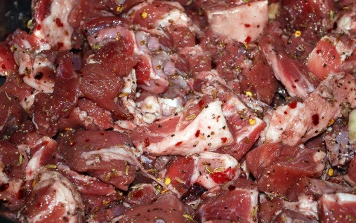 1. Этап. Колбаски-гриль для дружной компании: Мясо, сало и лук нарезаем крупными кусками. Добавляем все специи, коньяк и мелко порезанный перец чили и петрушку. Хорошо перемешиваем, накрываем пленкой и оставляем на 1 час.