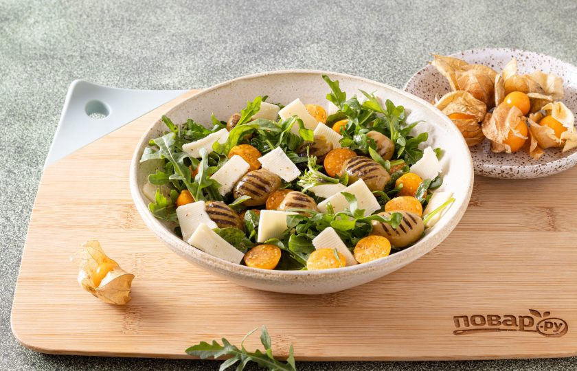 1. Этап. Салат с физалисом и руколой: Сыр порежьте кубиками или нарежьте тонкими слайсами, добавьте к остальным ингредиентам. Заправьте салат и подавайте.