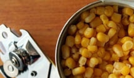 1. Этап. Плов с кукурузой: Открыть банку с кукурузой.