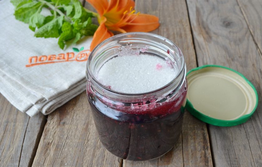 1. Этап. Варенье из ежевики без варки: Через 2 часа разложите варенье по стерильным баночкам. Сверху каждой баночки засыпьте по столовой ложке сахара, плотно закрутите баночку крышкой. Уберите в холодильник и храните до зимы. Сахарная пленка позволит увеличить срок хранения варенья.