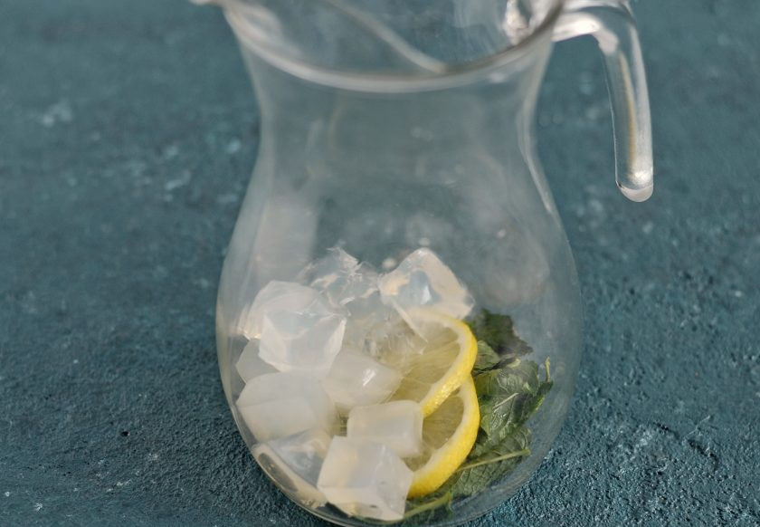 1. Этап. Холодный чай с мятой: На дно кувшина выложите листочки мяты, кружочки лимона и лёд.