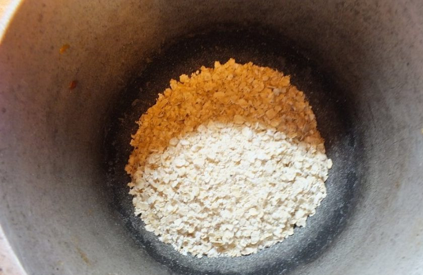 1. Этап. Каша из овсяной крупы на воде: Хлопья всыпьте в кастрюлю с толстым дном или в казанок. Добавьте к ним соль.