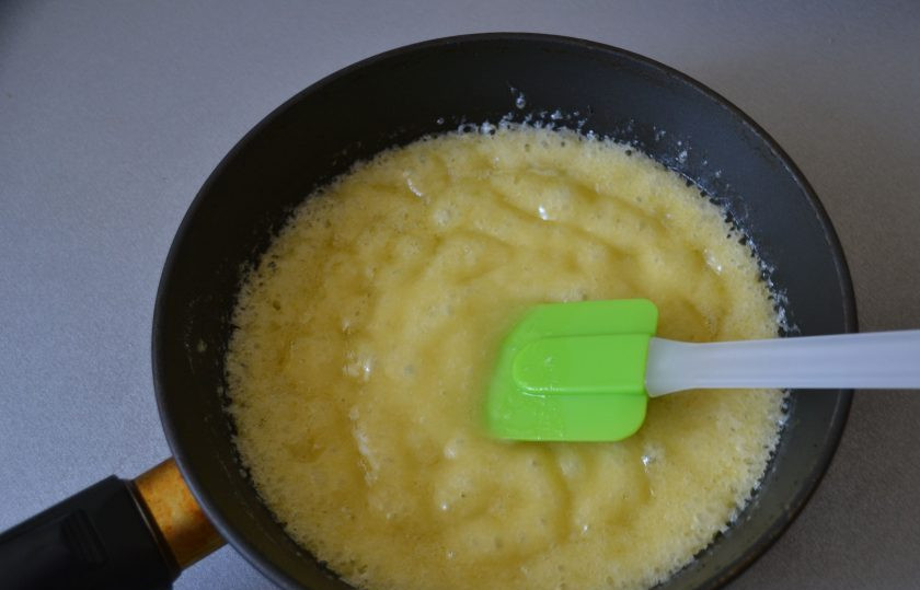 1. Этап. Грушевый пирог с карамельной заливкой: Карамель для заливки должна быть горячей.