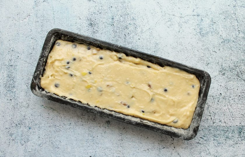 1. Этап. Марципановый кекс: Форму для кекса смажьте растительным маслом, посыпьте панировочными сухарями и выложите тесто, не выше 2/3 высоты формы.