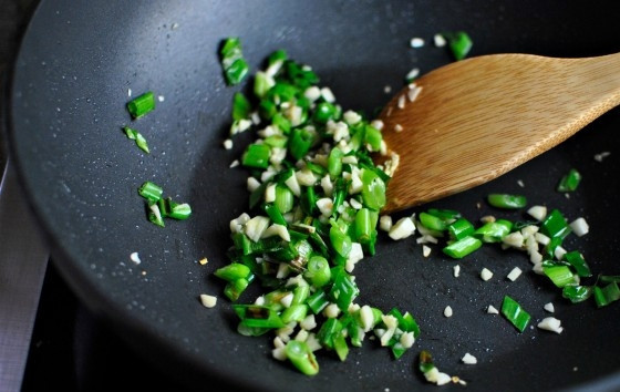 1. Этап. Жареный пряный рис: 5. После этого добавьте ещё немного масла. Обжарьте в нём лук с чесноком 1 минуту, помешивая.