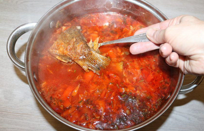 1. Этап. Борщ с карасями: Отправьте в борщ карасей. Не варите, а доведите до кипения, отставьте в сторону. Борщу необходимо постоять минут 15-20 перед подачей.